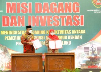 Gubernur Jatim Khofifah Indar Parawansa bersama Gubernur Maluku Irjen Pol (Purn) Murad Ismail usai menandatangani nota kesepahaman.