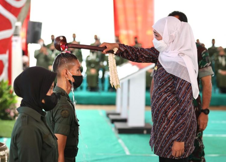 Gubernur Jawa Timur Khofifah Indar Parawansa dalam meresmikan SMAN 5 Taruna Brawijaya di Kota Kediri.