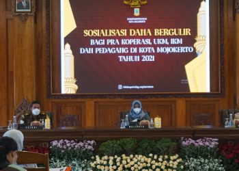 Wali Kota Mojokerto Ika Puspitasari saat membuka sosialisasi Dagulir di Ruang Nusantara, Pemkot Mojokerto.