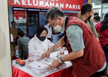 Menteri Sosial Tri Rismaharini ikut melakukan pengecekan data warga yang menjadi penerima bantuan sosial di Kelurahan Pakis, Kecamatan Sawahan, Surabaya.