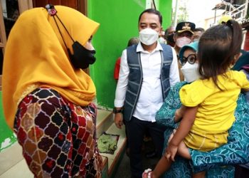 Wali Kota Surabaya Eri Cahyadi bersama Ketua TP PKK Kota Surabaya Rini Indriyani keliling ke perkampungan warga memberikan bantuan kepada anak stunting.