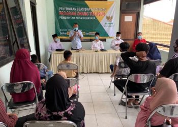 Salah satu kegiatan Baznas Surabaya dengan menyalurkan beasiswa pendidikan program orang tua asuh.