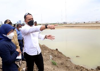 Wali Kota Surabaya Eri Cahyadi dan Kepala Dinas PU Bina Marga dan Pematusan Erna Purnawati meninjau lapangan dalam penanganan dan pencegahan banjir di Kota Surabaya.