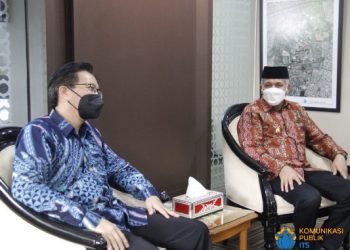 Gubernur Aceh Ir H Nova Iriansyah (kanan) berbincang dengan Rektor ITS Prof Mochamad Ashari di ruang kerja rektor.