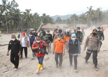 Gubernur Jatim Khofifah Indar Parawansa saat meninjau dampak erupsi Gunung Semeru di Dusun Renteng, Desa Sumber Wulu, Kecamatan Candi Puro, Lumajang.