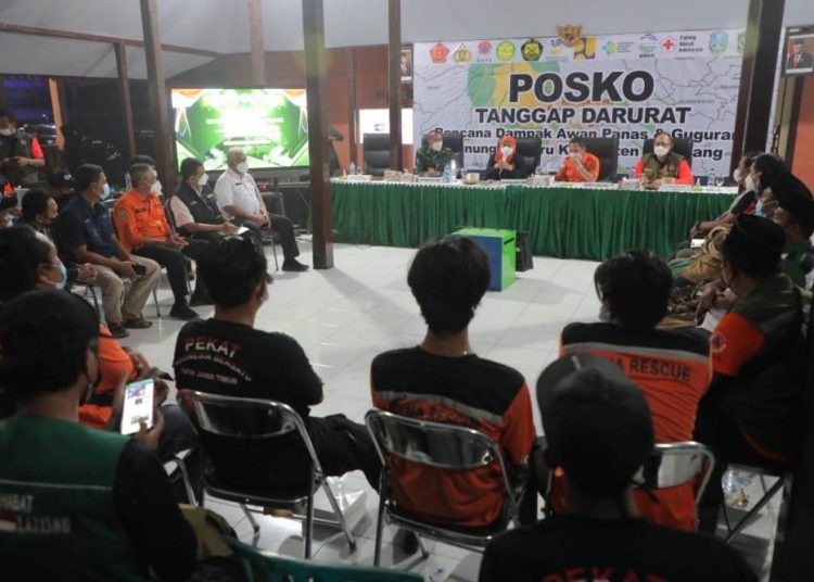 Gubernur Jawa Timur Khofifah Indar Parawansa bersilaturahmi dan menyapa para relawan yang membantu penanganan bencana Awan Panas Guguran (APG) Gunung Semeru.