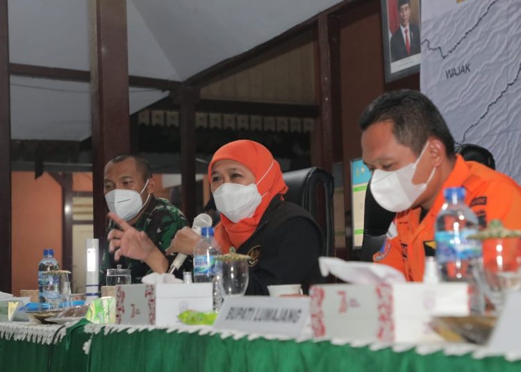 Gubernur Jawa Timur Khofifah Indar Parawansa bersilaturahmi dan menyapa para relawan yang membantu penanganan bencana Awan Panas Guguran (APG) Gunung Semeru.