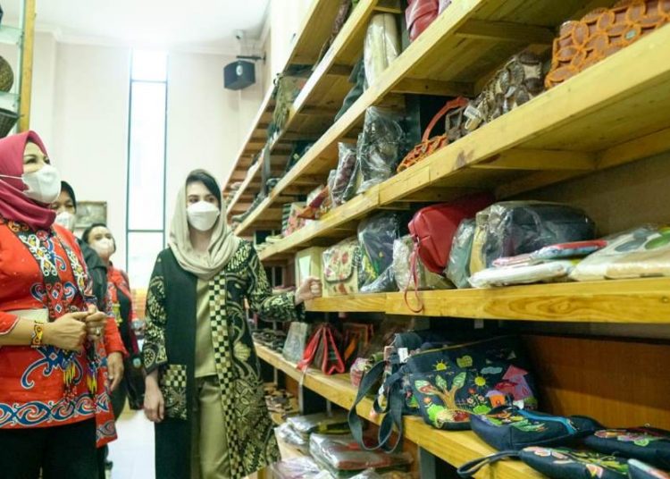 Ketua Dekranasda Jatim Arumi Bachsin menerima kunjungan Ketua Dekranasda Kalimantan Utara Rachmawati Zainal.