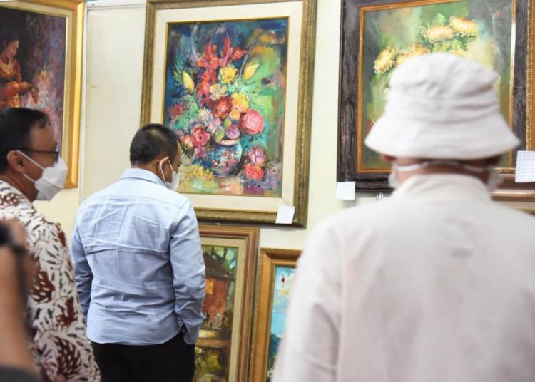 Plh Sekretaris Daerah Heru Tjahjono melihat beberapa lukisan dalam Pasar Seni Lukis Indonesia (PSLI) tahun 2021 di gedung JX Internasional.