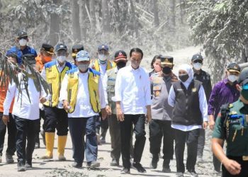 Presiden RI Joko Widodo bersama beberapa menteri dan Gubernur Jawa Timur Khofifah Indar Parawansa mengunjungi lokasi terdampak awan panas guguran (APG) Gunung Semeru di Kabupaten Lumajang.