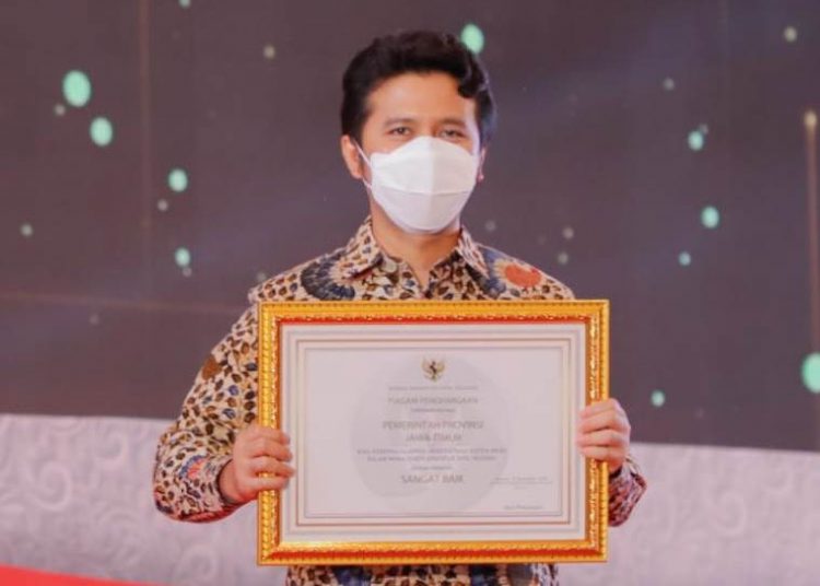 Wakil Gubernur Jawa Timur Emil Elestianto Dardak menerima penghargaan peringkat ketiga kategori pemerintah provinsi, dengan penilaian sangat baik dalam penerapan sistem merit.