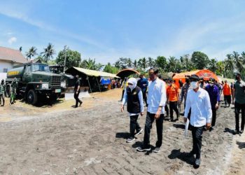 Gubernur Jawa Timur Khofifah Indar Parawansa mendapingi Presiden RI Joko Widodo mengunjungi lokasi terdampak awan panas guguran (APG) Gunung Semeru di Kabupaten Lumajang.