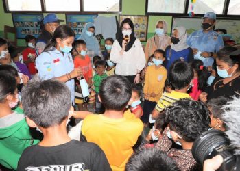 Ketua Tim Penggerak PKK Jatim Arumi Bachsin kunjungannya di posko darurat di SDN Supiturang 04, Kecamatan Pronojiwo, Lumajang.