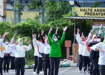 Ketua Pengprov Jawa Timur Persatuan Wanita Olahraga Seluruh Indonesia (Perwosi) Arumi Bachsin menghadiri sosialisasi dan senam Perwosi yang digelar di halaman parkir Predator Fun Park, Kota Batu.