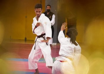 Dua atlet  berdemontrasi dalam pembukaan Kejuaraan Provinsi (Kejurprov) Persaudaraan Shorinji Kempo Indonesia (Perkemi) yang dilaksanakan di GOR Jayabaya, Kota Kediri.