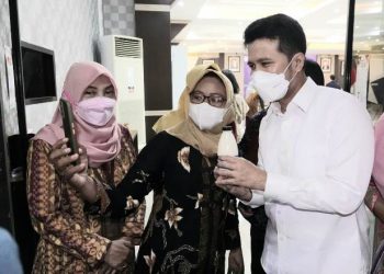 Wakil Gubernur Jawa Timur Emil Elestianto Dardak di sela Pelatihan Akselerasi Transformasi Digital Bagi Koperasi UMKM di Dinas Koperasi dan UMKM Jatim.