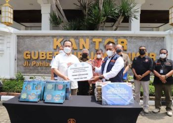 Plh Sekretaris Daerah Provinsi Jatim Heru Tjahjono menerima bantuan secara simbolis dari Pj. Sekdaprov Sumut H. Afifi Lubis di lobby kantor gubernur Jatim, Jalan Pahlawan.