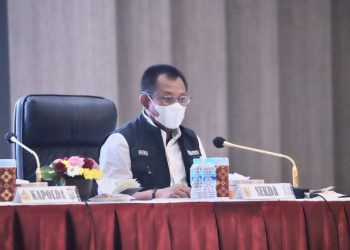 Plh Sekdaprov Jatim Heru Tjahjono dalam Rapat Koordinasi (Rakor) Operasi Lilin Semeru 2021 di Gedung Mahameru Polda Jatim.