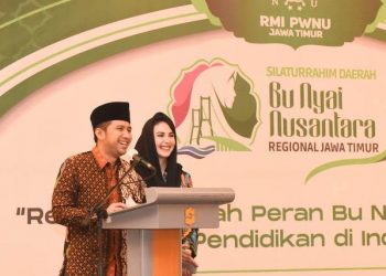Wakil Gubernur Jawa Timur Emil Elestianto Dardak dan Arumi Bachsin saat menghadiri Silaturrahim Daerah Bu Nyai Nasional dengan tema "Refleksi Sejarah Peran Bu Nyai Nusantara Dalam Pendidikan di Indonesia".