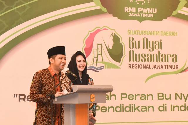 Wakil Gubernur Jawa Timur Emil Elestianto Dardak dan Arumi Bachsin saat menghadiri Silaturrahim Daerah Bu Nyai Nasional dengan tema "Refleksi Sejarah Peran Bu Nyai Nusantara Dalam Pendidikan di Indonesia".
