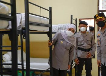 Gubernur Jawa Timur Khofifah Indar Parawansa meninjau asrama di SMAN 2 Taruna Bhayangkara Jawa Timur yang berlokasi di Kecamatan Genteng, Banyuwangi.