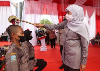 Gubernur Jawa Timur Khofifah Indar Parawansa menyiram siswa SMAN 2 Taruna Bhayangkara Jawa Timur dalam peresmian sekolah tersebut di Kecamatan Genteng, Banyuwangi.