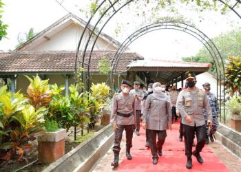 Gubernur Jawa Timur Khofifah Indar Parawansa dalam peresmian SMAN 2 Taruna Bhayangkara Jawa Timur di Kecamatan Genteng, Banyuwangi.
