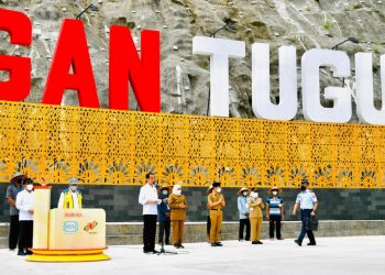 Presiden RI Joko Widodo saat meresmikan dua bendungan di Jawa Timur, yakni bendungan itu adalah Bendungan Tugu di Kabupaten Trenggalek dan Bendungan Gongseng di Kabupaten Bojonegoro.