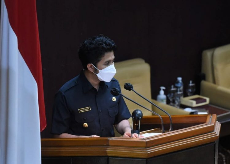 Wakil Gubernur Jawa Timur Emil Elestianto Dardak saat menyampaikan jawaban eksekutif atas pandangan umum Fraksi-fraksi Terhadap Raperda Tentang APBD Provinsi Jawa Timur Tahun Anggaran 2022 di gedung DPRD Jawa Timur,