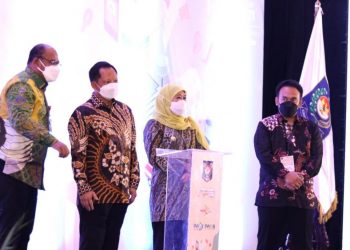 Gubernur Jatim Khofifah Indar Parawansa dalam acara Integrated Technology Hybrid Event yang digelar oleh Kementerian Dalam Negeri di Ballroom Grand City, Surabaya.