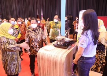 Gubeenur Jatim Khofifah Indar Parawansa dan Mendagri Tito Karnavian dalam acara Integrated Technology Hybrid Event yang digelar oleh Kementerian Dalam Negeri di Ballroom Grand City, Surabaya.