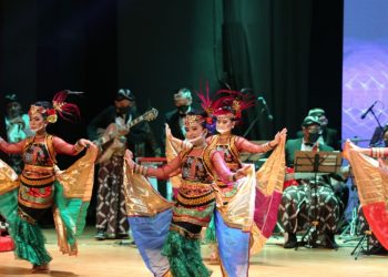 Konser Amal dengan tajuk Arti Guru, yang berlangsung di Gedung Balai Budaya Kota Surabaya.