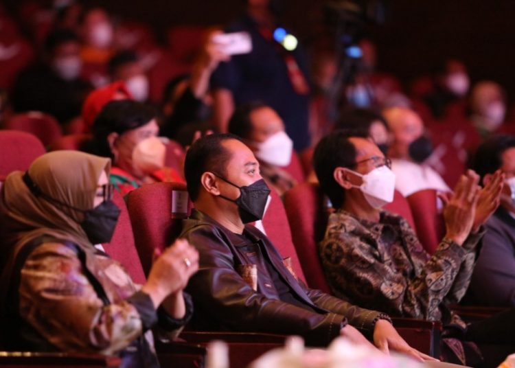 Ketua TP PKK Kota Surabaya Rini Indriyani
(kiri) ikut menyaksikan jonser amal dengan tajuk Arti Guru, yang berlangsung di Gedung Balai Budaya.