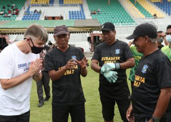 Duta Besar (Dubes) Inggris untuk Indonesia dan Timor-Leste, Owen Jenkins meninjau pelaksanaan program pengembangan sepak bola di Gelora 10 November (G10N), Kecamatan Tambaksari, Rabu (1/12/) sore.