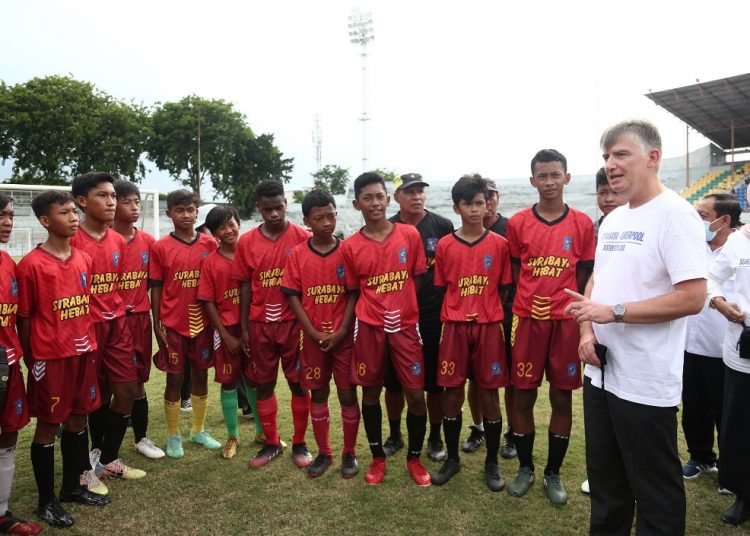 Duta Besar (Dubes) Inggris untuk Indonesia dan Timor-Leste, Owen Jenkins meninjau pelaksanaan program pengembangan sepak bola di Gelora 10 November (G10N), Kecamatan Tambaksari.