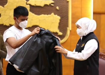 Gubernur Jatim Khofifah Indar Parawansa memberikan jaket kulit buatan Magetan yang langsung dipakai oleh Mario Suryo Aji.