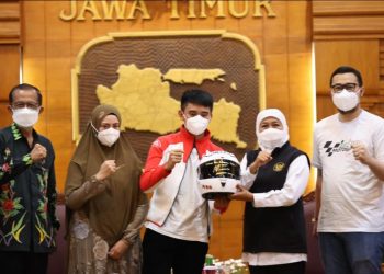 Mario Suryo Aji saat beraudiensi dengan Gubernur Jatim Khofifah Indar Parawansa di gedung Negara Grahadi.