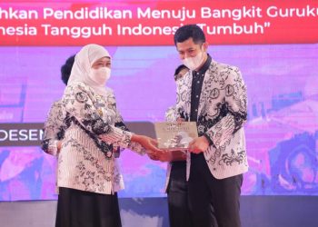 Gubernur Jawa Timur Khofifah Indar Parawansa saat menerima anugerah Dwija Praja Nugraha dari Pengurus Besar Persatuan Guru Republik Indonesia (PGRI).