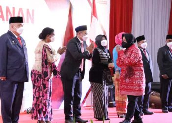 Menteri Sosial RI Tri Rismaharini dalam peringatan HKSN Tahun 2021 di lapangan Kantor Gubernur Provinsi Kepulauan Bangka Belitung.