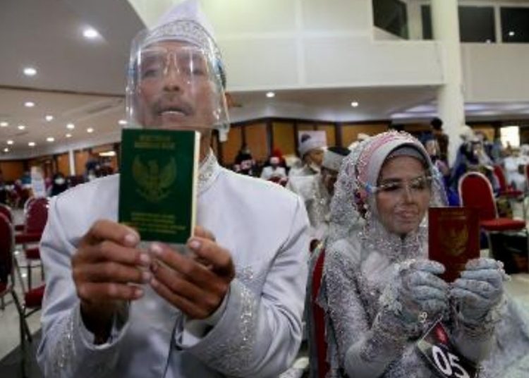 Salah satu pasangan yang melakukan nikah massal di Gedung Convention Hall Arif Rahman Hakim Kota Surabaya.