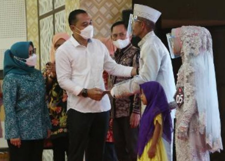 Wali Kota Surabaya Eri Cahyadi meninjau nikah massal yang dimulai dengan sidang isbat nikah terpadu dan dilanjutkan meninjau pelaksanaan Sidang Pencatatan Kelahiran, Kematian, Perkawinan dan Perceraian, serta Identitas Hukum lainnya, yang digelar di Gedung Convention Hall Arif Rahman Hakim Kota Surabaya.