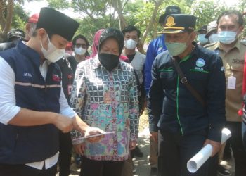Menteri Sosial Tri Rismaharini dan Bupati Trenggalek Muhammad Nur Arifin berkoordinasi tentang penanganan bencana di kawasan Pantai Prigi.