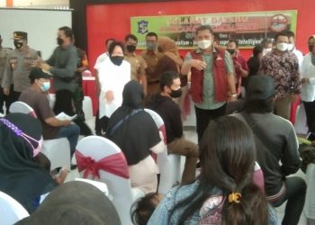 Menteri Sosial Tri Rismaharini memantau penyerahan bantuan sosial di kantor Kecamatan Tambaksari, Surabaya.