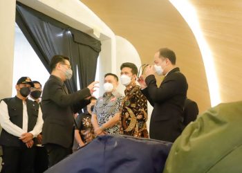 Wakil Gubernur Jatim Emil Elestianto Dardak meninjau perayaan Natal di salah satu gereja di Surabaya.
