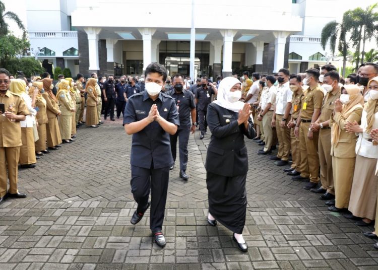 Gubernur Jatim Khofifah Indar Parawansa dan Wakil Gubernur Jatim Emil Elestianto Dardak dalam apel pagi di halaman kantor gubernur Jatim.
