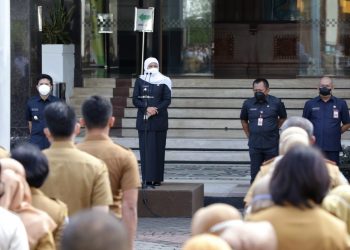Gubernur Jawa Timur Khofifah Indar Parawansa memimpin apel pagi pengujung tahun 2021 di halaman kantor gubernur Jatim.
