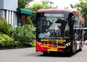 Trans Semanggi Suroboyo diluncurkan di halaman Balai Kota Surabaya.