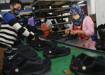 Salah satu UMKM di Surabaya yang memproduksi sepatu dan sandal.