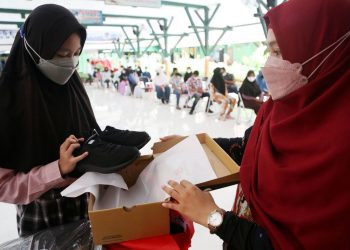 Pembagian seragam dan perlengkapan sekolah gratis kepada pelajar MBR di Surabaya.