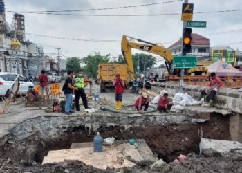 Pengerjaan saluran di Jalan Kedung Cowek yang mengarah ke Jembatan Suramadu.
